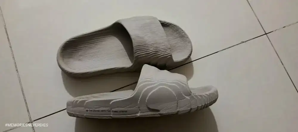 Jual Sandal sendal adidas Adilette 95% LIKE NEW
