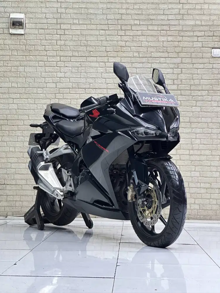 CBR 250 Black Freedom Warna Favorite