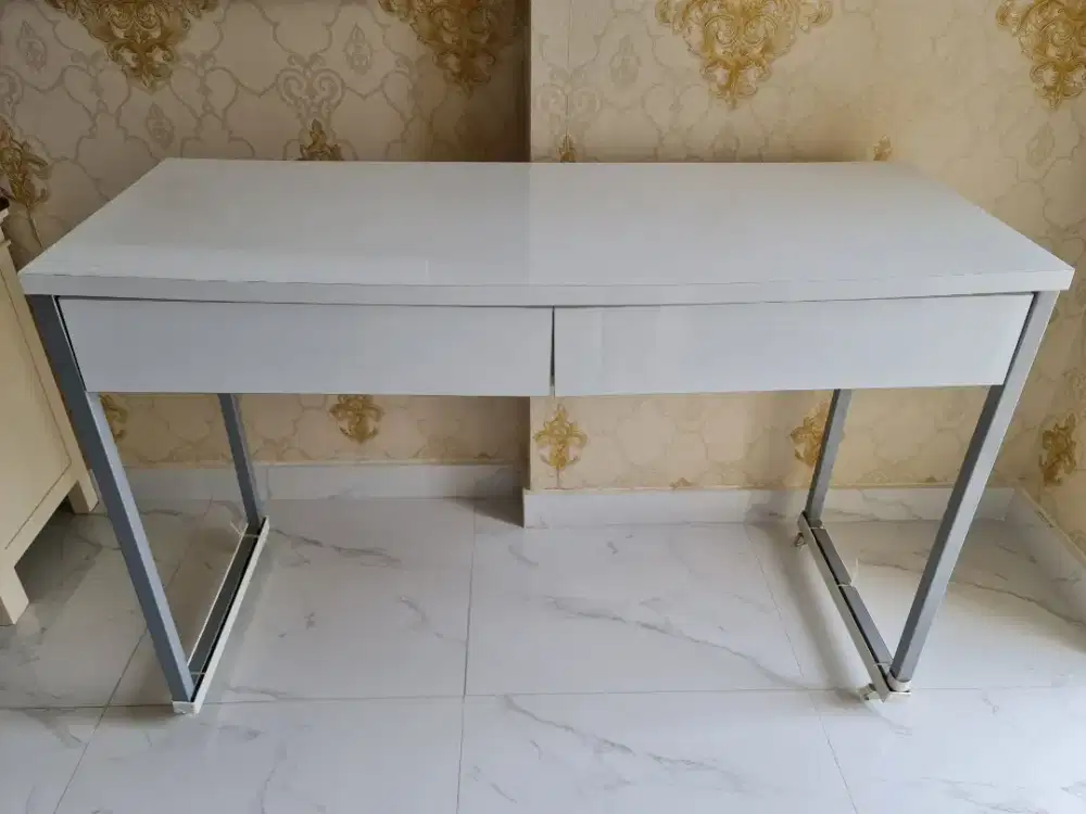 Meja Kerja Minimalis.