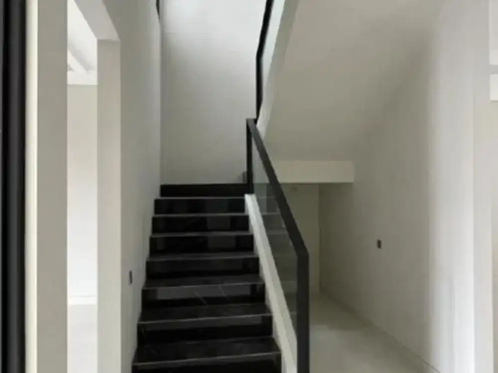 Rumah baru SHM Manyar Tirtoyoso MINIMALIS MODERN Hadap utara, Strategis