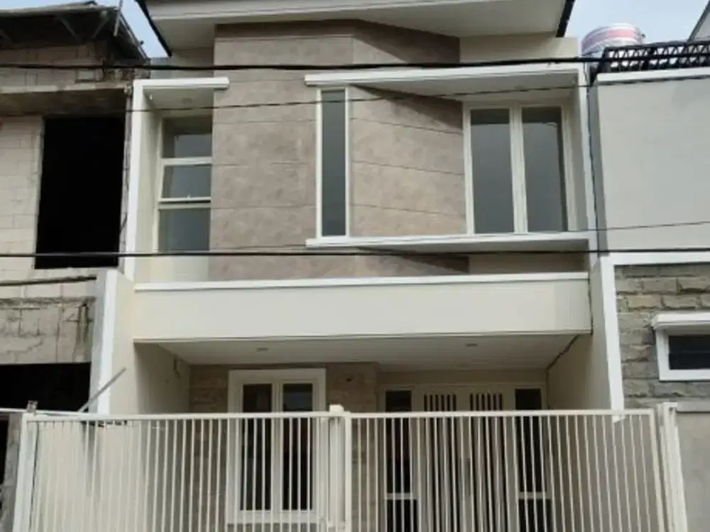 Rumah Manyar Tirtoasri Hadap Utara STRATEGIS CARPORT 2 MOBIL