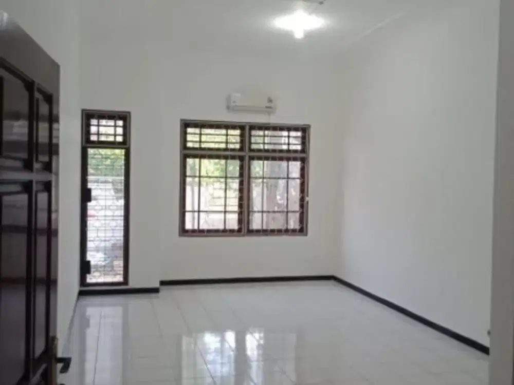 RUMAH SECOND BABATAN PANTAI UTARA Hadap selatan, Strategis