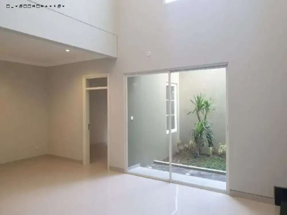 Rumah di Greenlake Wonorejo Model American Classic Hadap Utara, Strategis