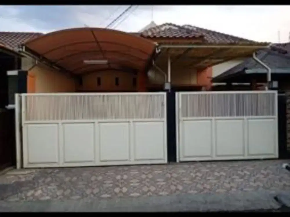 Perum penjaringan asri Hadap Utara Seberang graha YKP , Strategis