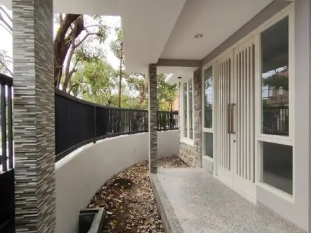 Rumah Manyar Tirtoasri Hadap Barat Utara STRATEGIS CARPORT 2 MOBIL