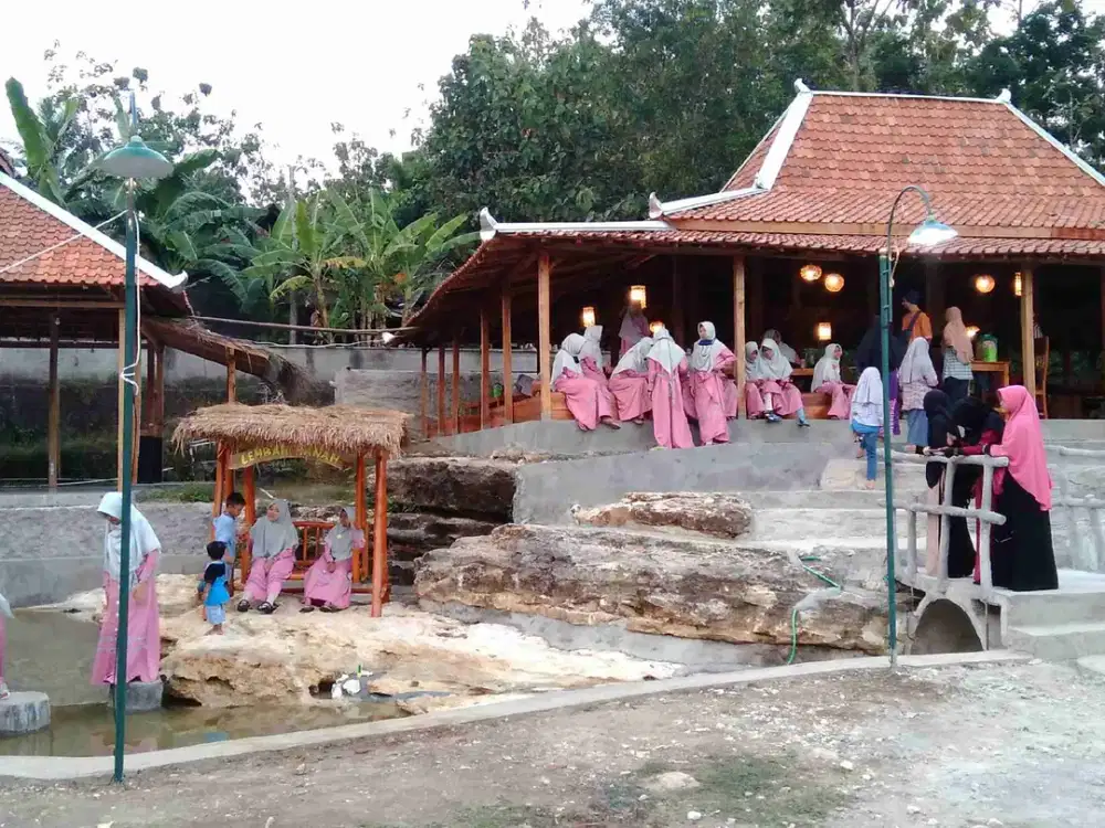 Resto dan Kebun buah Karangmojo Gunungkidul Yogyakarta.