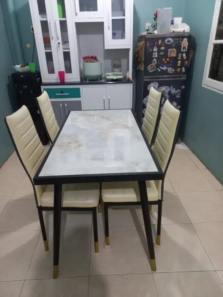 Meja makan minimalis