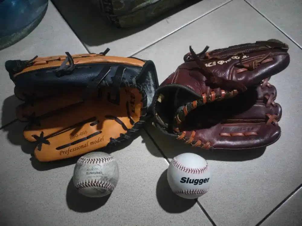 Sarung tangan baseball 2 dan bola 2