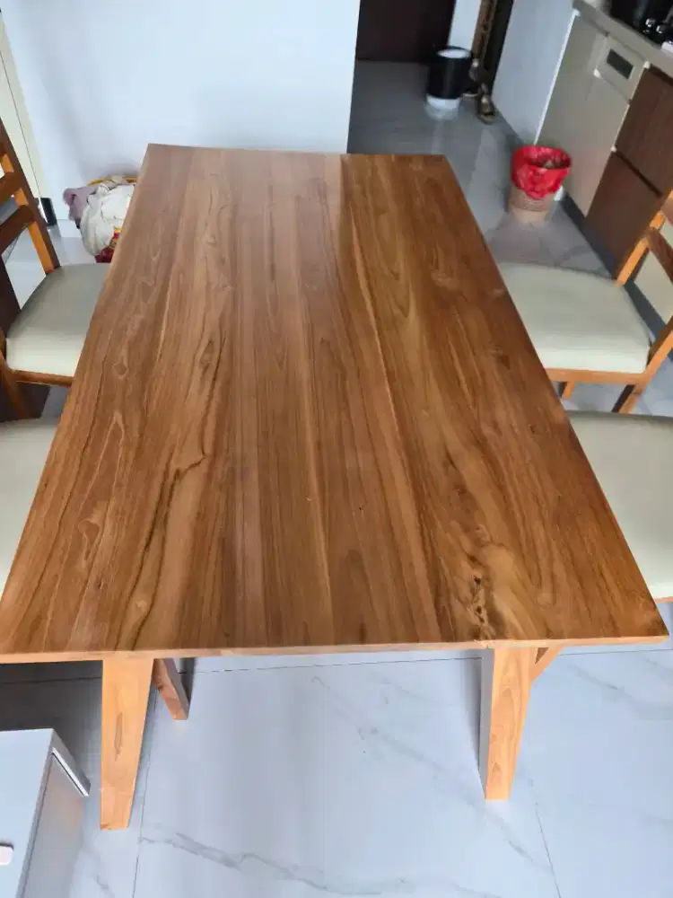 MEJA Kayu solid dan 4 kursi makan