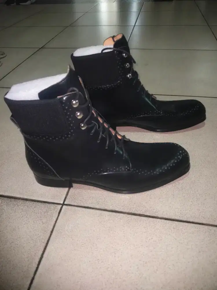 Sepatu Christian Louboutin Made in Itali masih baru