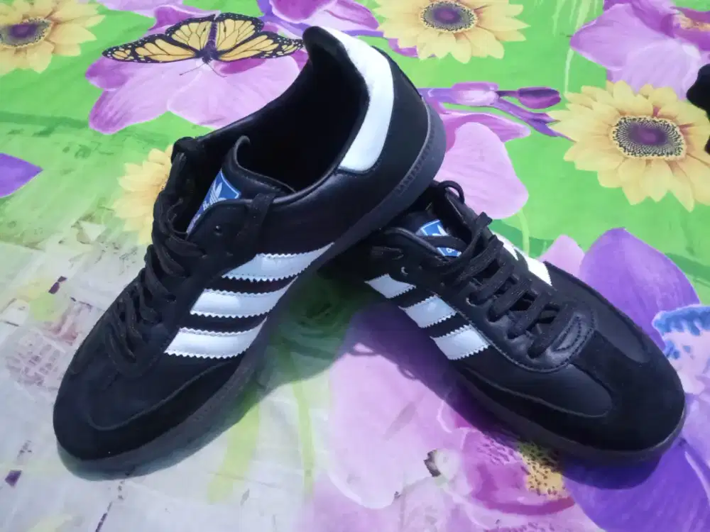 dijual sepatu adidas size 40 edisi kekecilan masih baru