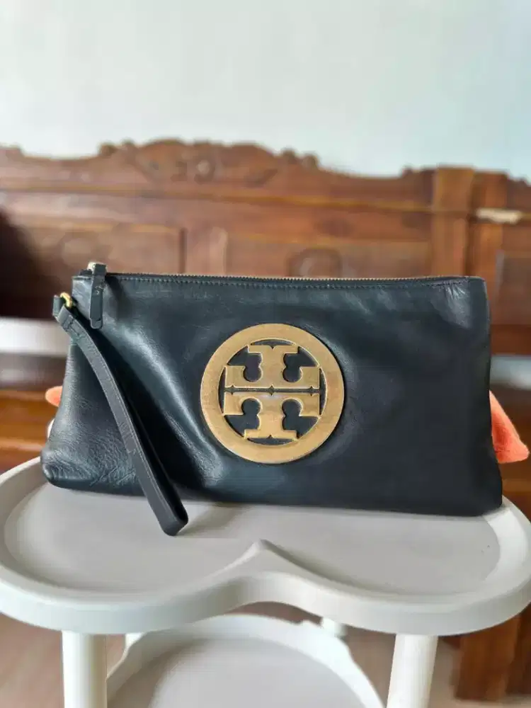 Nwt Tory Burch Charlie clutch, Hitam dgn logo emas, Sleman, jogya