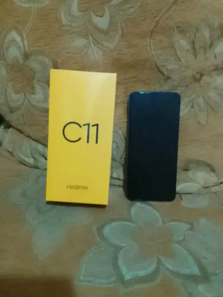 hp realme c11 on box