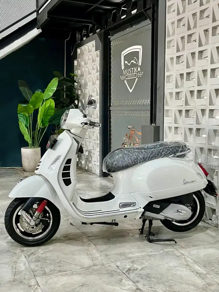 VESPA GTS 150 SUPER 2021 - Chintia Mustika