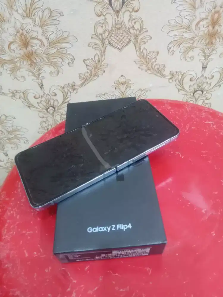 Samsung Z flip 4 ram 8/256 minus lcd pecah mesin nyala hp dus saja