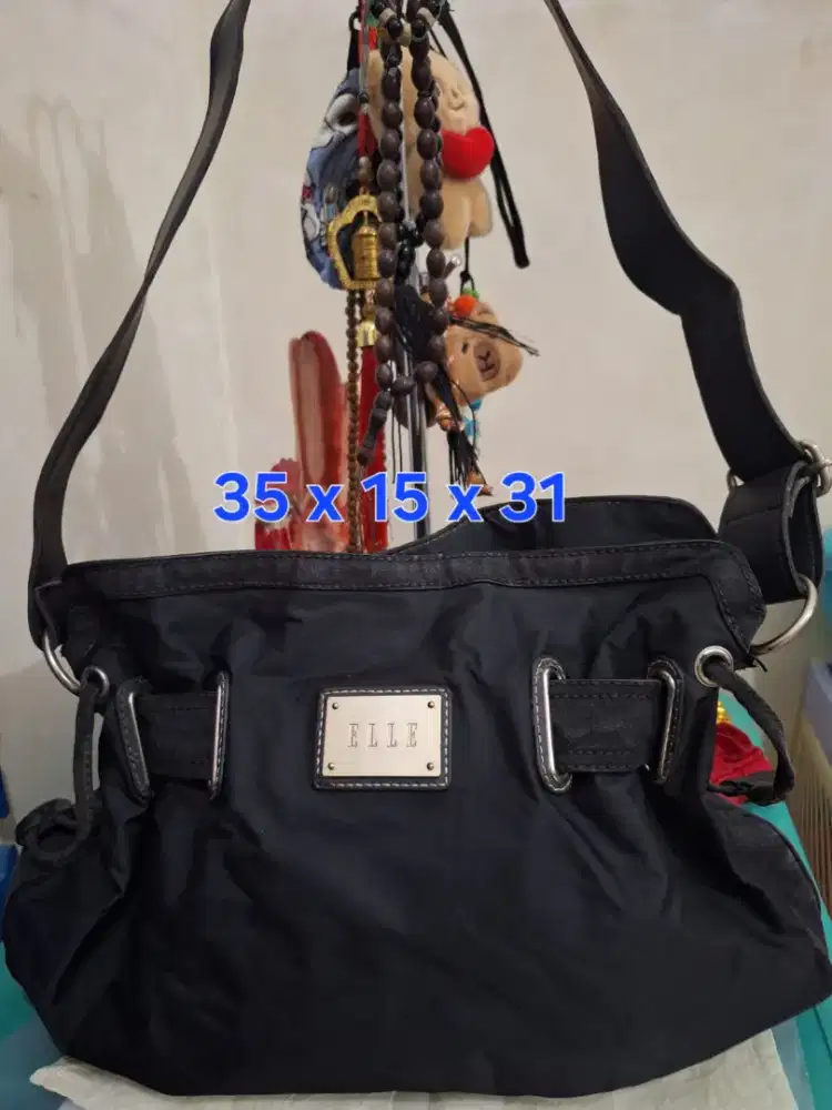 Tas branded 
Elle uk 35 x 15 x 31 
Limited edition 
Barang terawat 
Pe