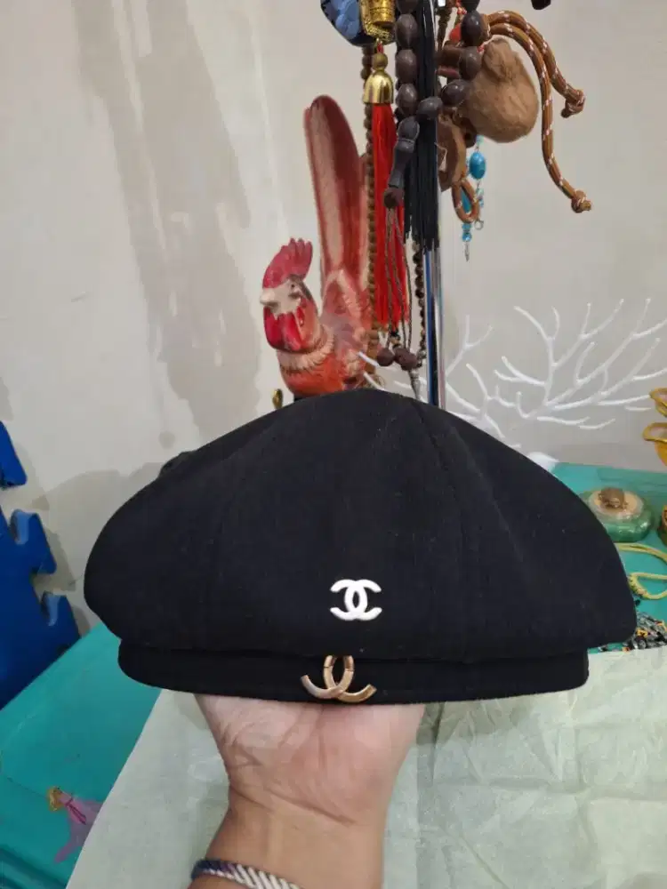Topi baret branded 
Chacha warna hitam 
Limiited edition barang terawa