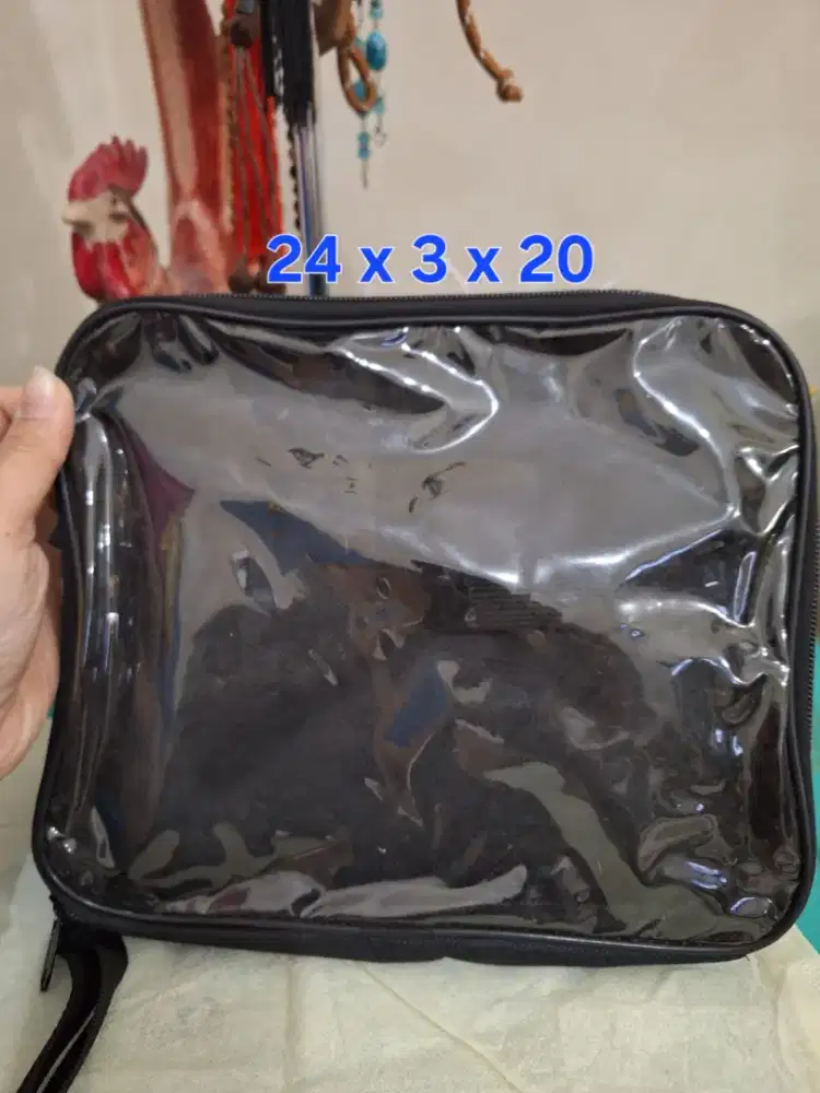Tas branded 
Bally uk 24 x 3 x 20 
Tas transparan untuk 
Menyimpan