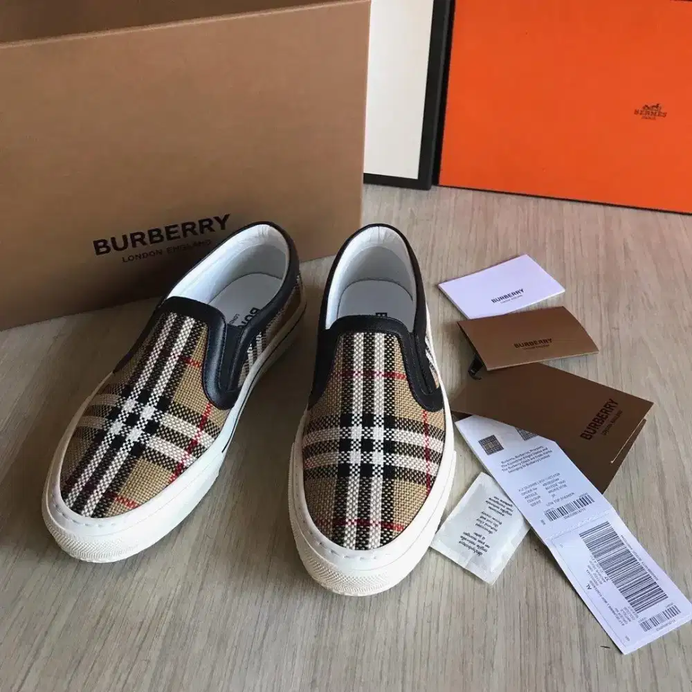 Burberry Check Monogram slip on sepatu original branded second size 37
