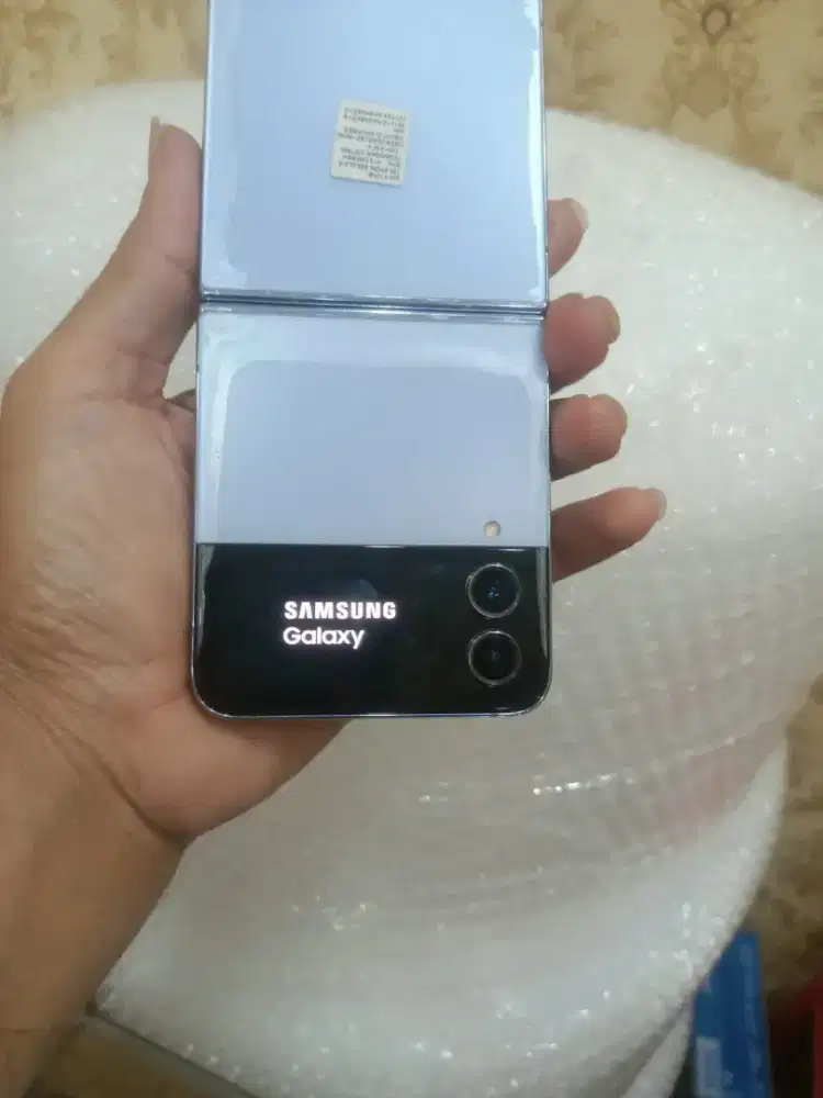 Samsung Z flip 4 ram 8/256 minus lcd pecah mesin nyala hp dus saja