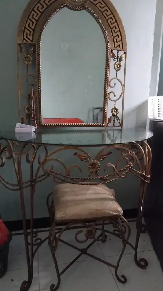 Dijual kaca rias antik dari besi 10 juta