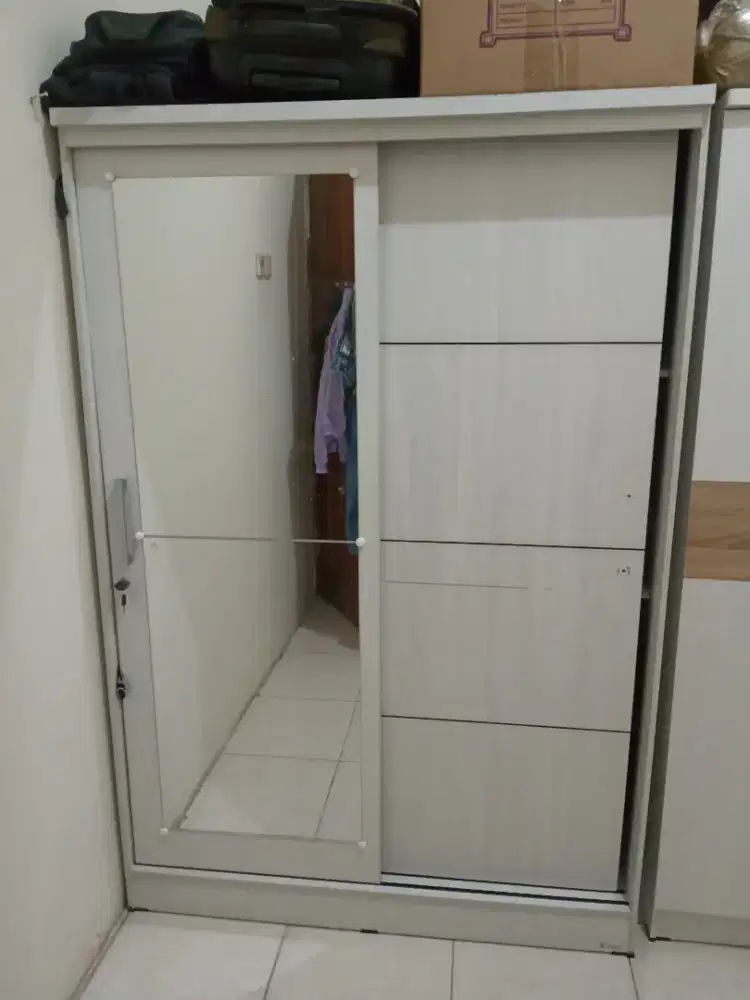 Lemari Kaca Baju Warna Putih