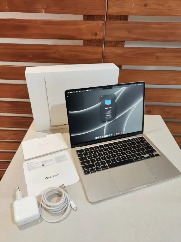 Macbook air M2 2022 16/256GB iBox fullset like new Garansi panjang