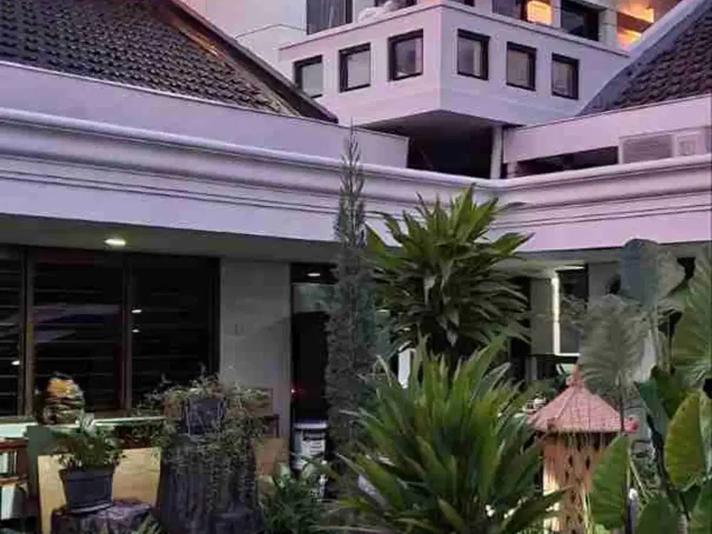 Komersial Area Dijual Rumah Jalan Diponegoro Surabaya