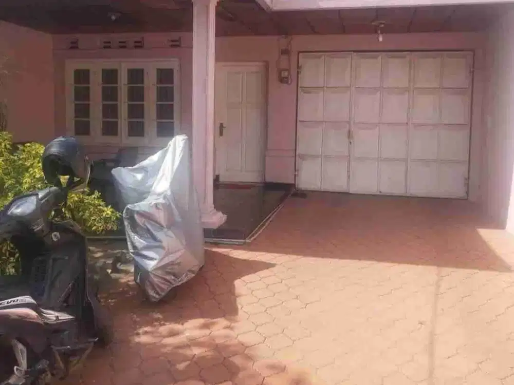 Komersial Area Dijual Rumah Pusat Kota WR Supratman Surabaya