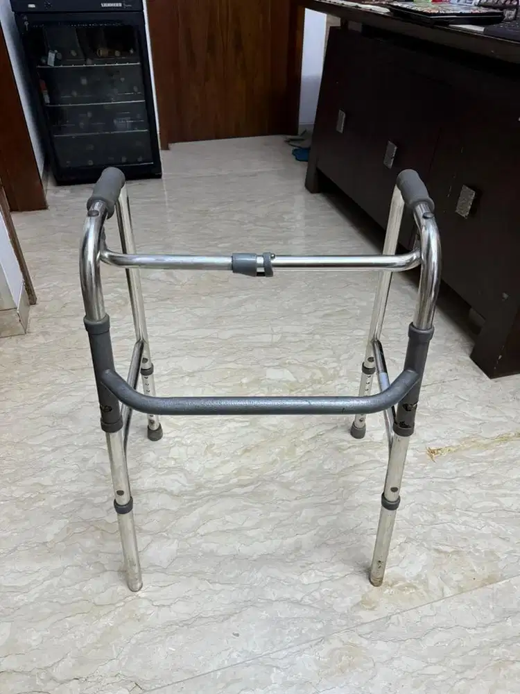 Walker alat bantu jalan