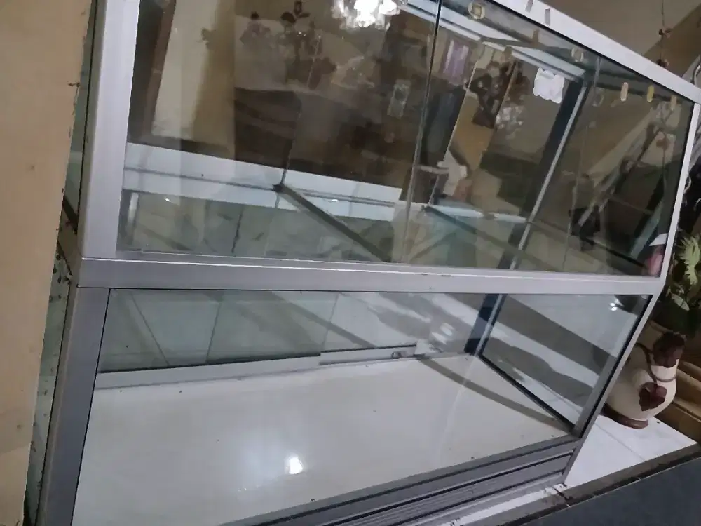 Etalase murah kaca Almunium mulus sperti Baru tuk usaha