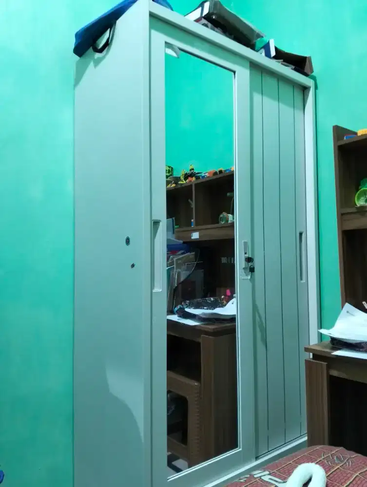 Lemari baju pintu sliding