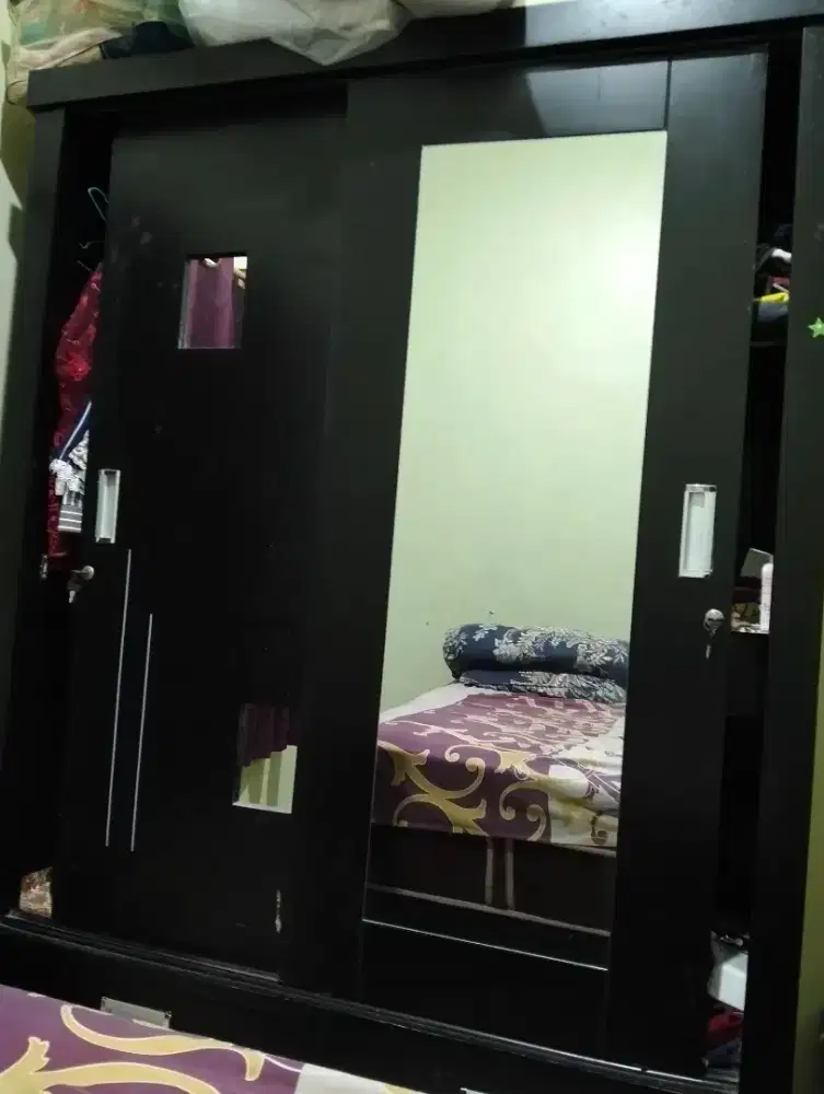 Lemari baju besar pintu sliding