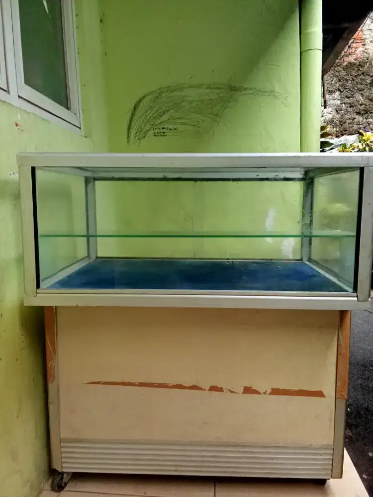 Etalase  lemarii kaca