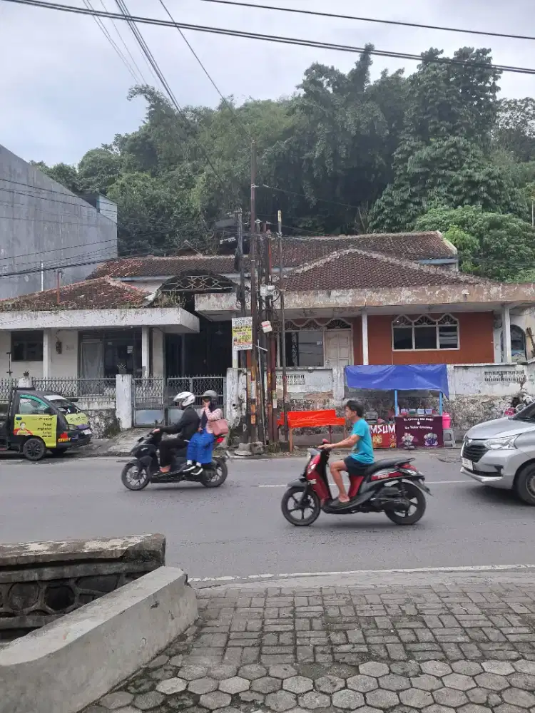Dijual Murah Rumah Besar Pinggir Jalan Besar