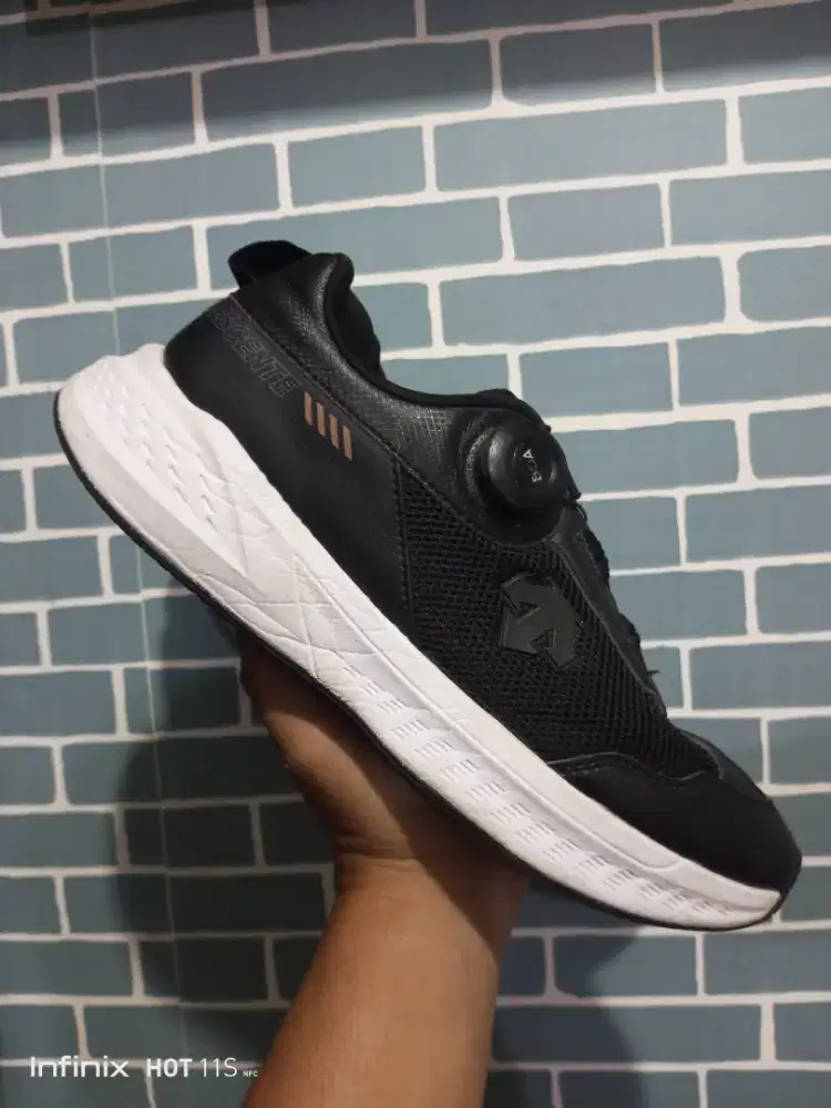SEPATU SNEAKER RUNNING DESCENTE