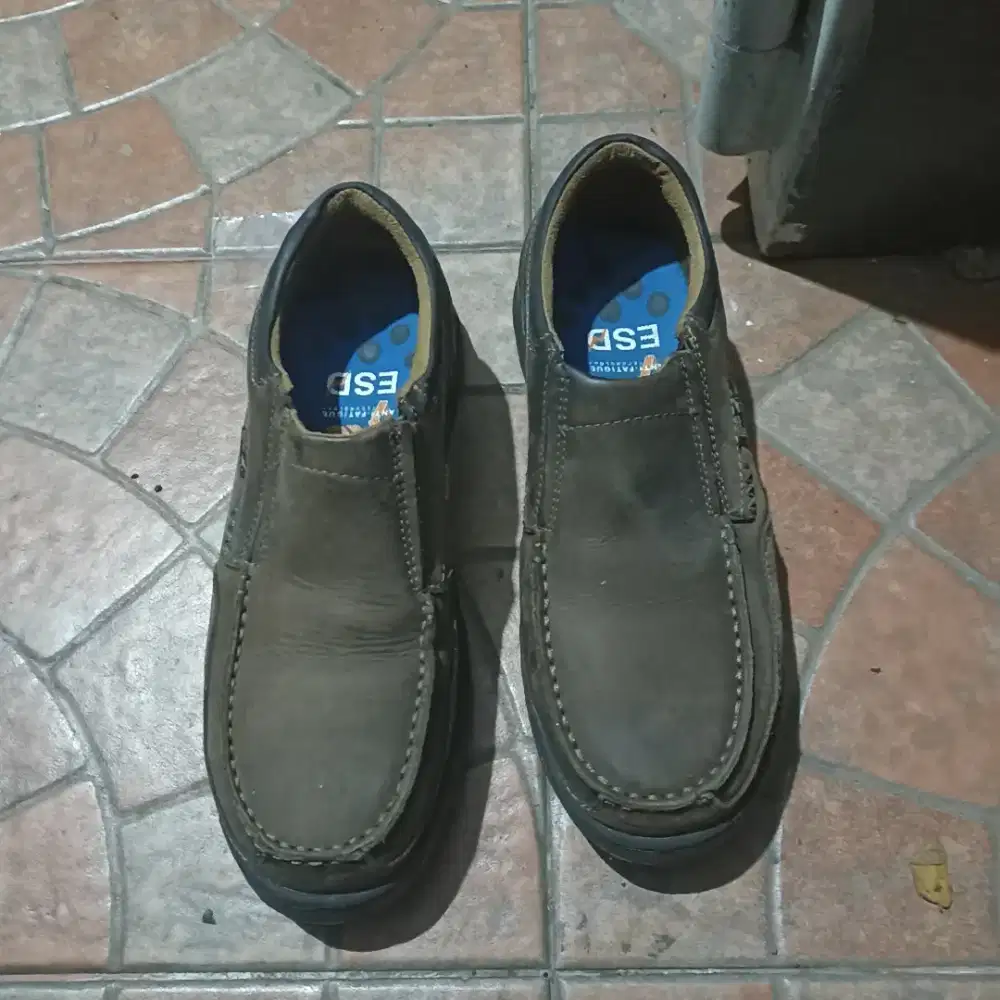 Sepatu kulit ujung besi vintage