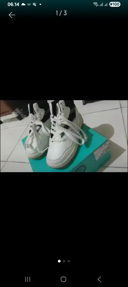 Sepatu anak putih