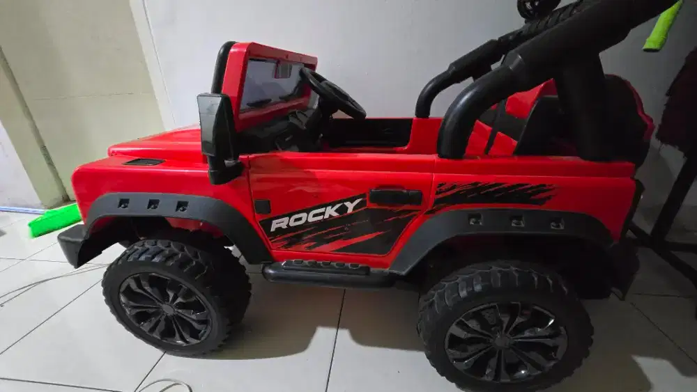 Mobil mainan Aki Rocky