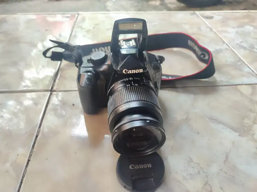Dijual kamera DSLR Canon EOS 1000D dengan lensa kit EF-S 18-55mm.