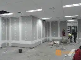 Kusen Pintu Alumunium Aluminium + Plafon-Partisi Gypsum/PVC + Cat wpc