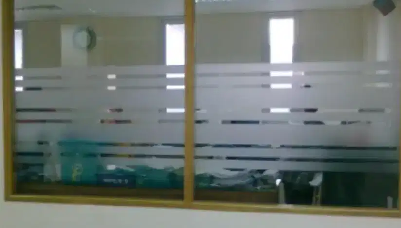 Spesialis sticker sanblasting cutting logo stiker kaca film buram solo