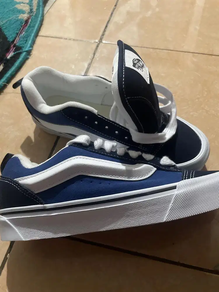 Sepatu van of the wall original