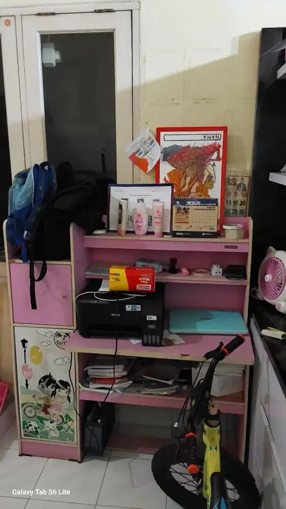 Meja belajar anak perempuan bekas