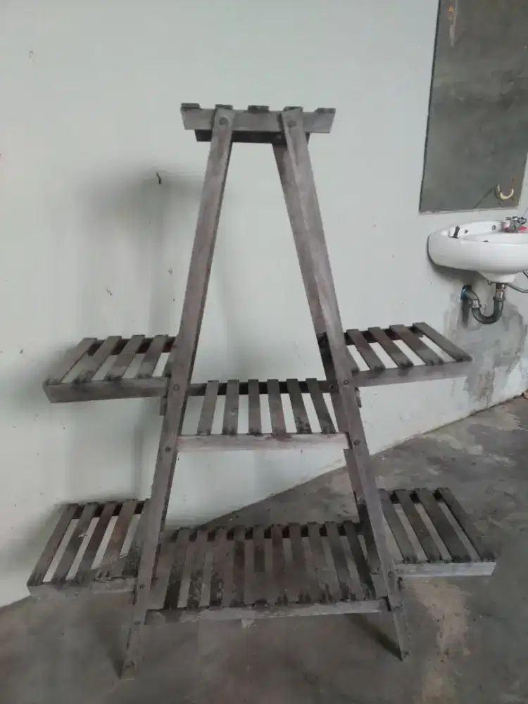 Rak bunga dari kayu ulin