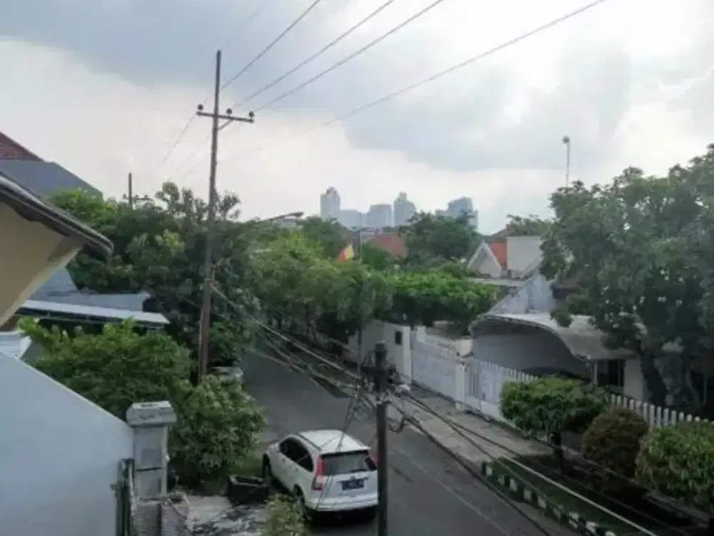 Rumah Darmo Baru Barat STRATEGIS, ROW JALAN 2 MOBIL hdp utara