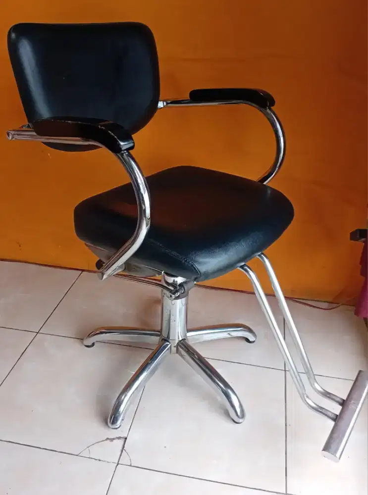 Kursi hidrolik untuk salon/barbershop