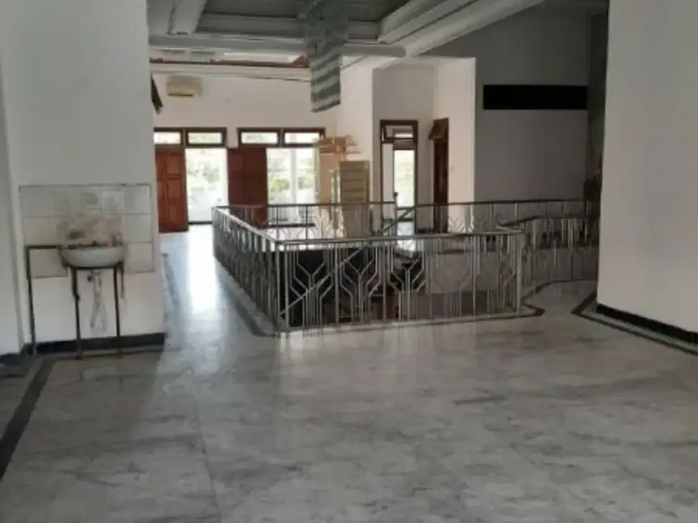 RUMAH JALAN BALI HADAP SELATAN STRATEGIS