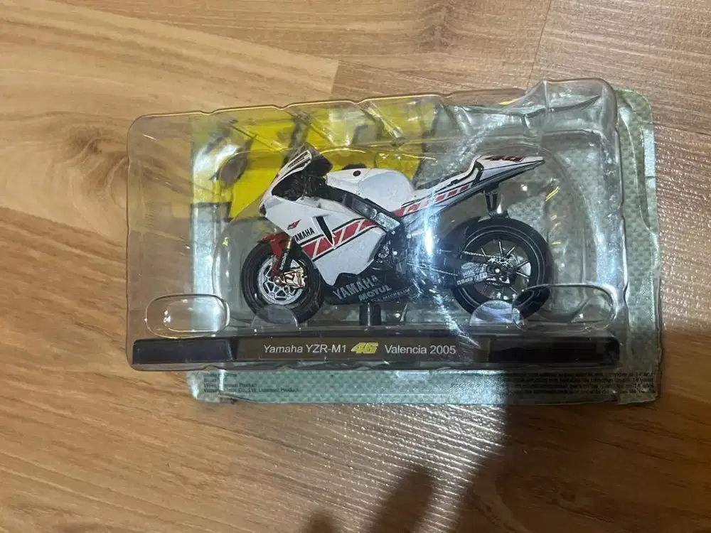 motor gp rossi yamaha yzr-m1 valencia 2005 1:18