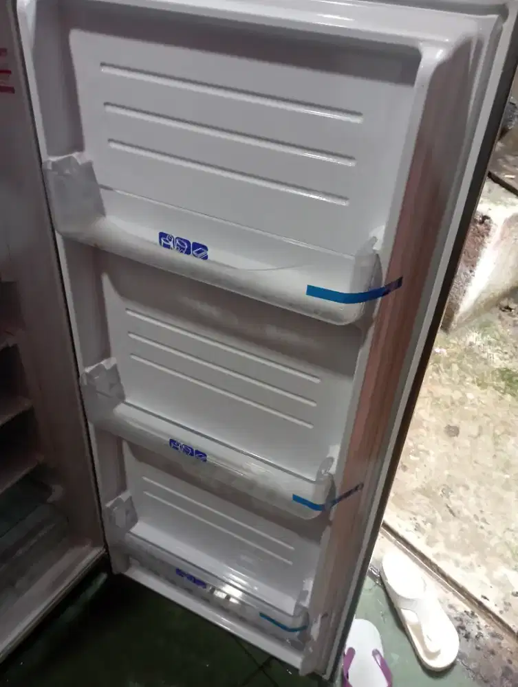 Freezer merek sharp kondisi normal  minat wa y